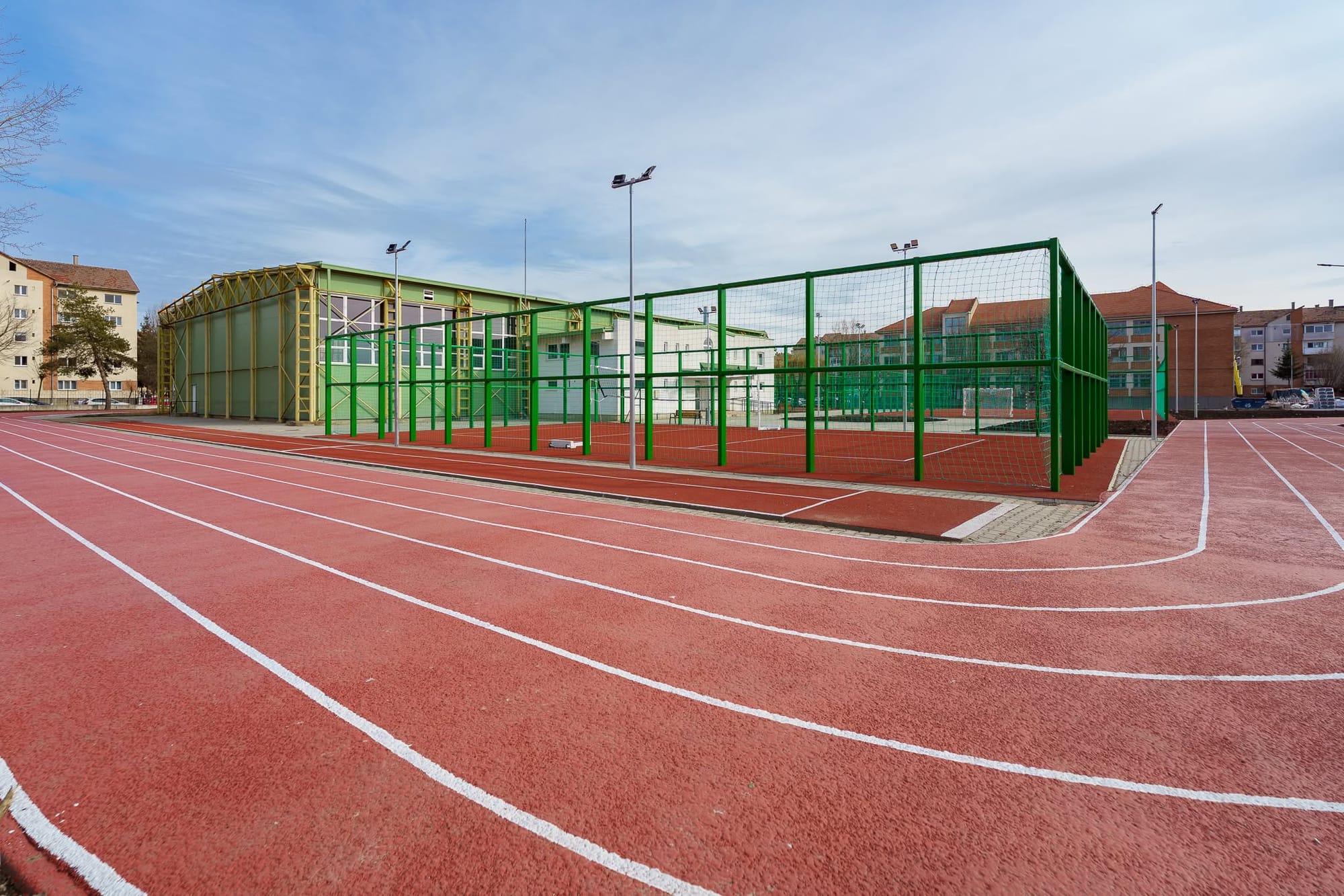 Futópálya és bekerített sportpályák a sportcsarnokkal